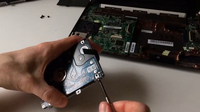 Asus Eee PC R101 -miniläppäriin kovalevyn vaihto смотреть онлайн