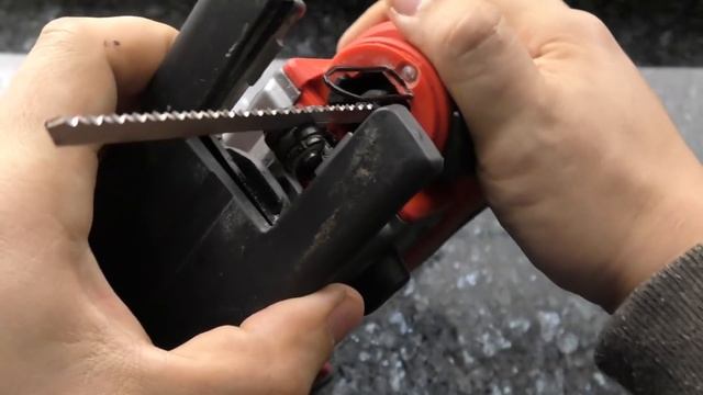 Аккумуляторный лобзик Milwaukee 2737-20.