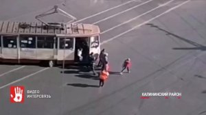 В Челябинске на проспекте Победы сошел с рельсов трамвай полный пассажиров