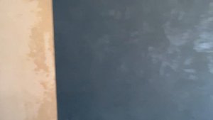 Как клеить темные обои?