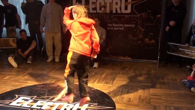 Брейк данс. Electro battle 2019. 1 круг. Сын Марса и Шпилька смотреть онлайн