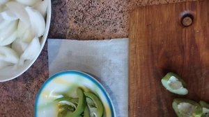 Один на кухне.Подготовка утки к запеканию в рукаве .