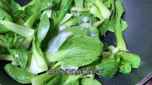 炒青菜，不變色不流湯是廚師的基本功，懂得原理，效果不發黑好吃 【阿朝哥美食】#青菜  #廚師炒青菜 #菜料理