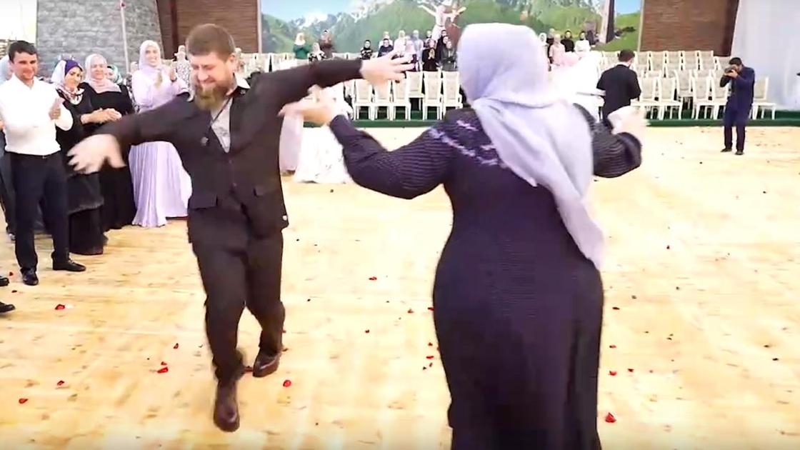 Чеченская лезгинка танцуют супер все!!!