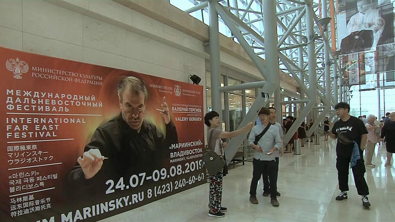 Череду оперных премьер на IV Международном фестива...ариинский" открыл его создатель Валерий Гергиев