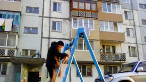 Друг впервые делает солнышко на качели