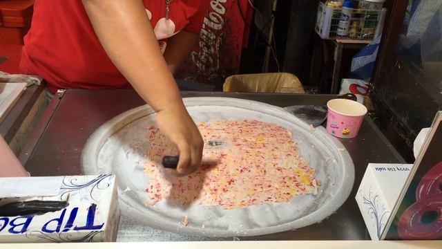 Тайское мороженное со свежими фруктами очень вкусное. смотреть онлайн