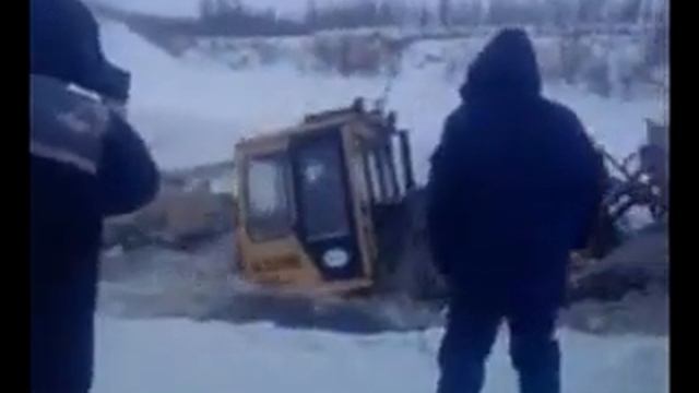 Трактор утонул 360p смотреть онлайн