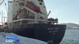 В рыбном порту Мурманска продолжают разгружать транспортное судно с рекордным объемом мойвы