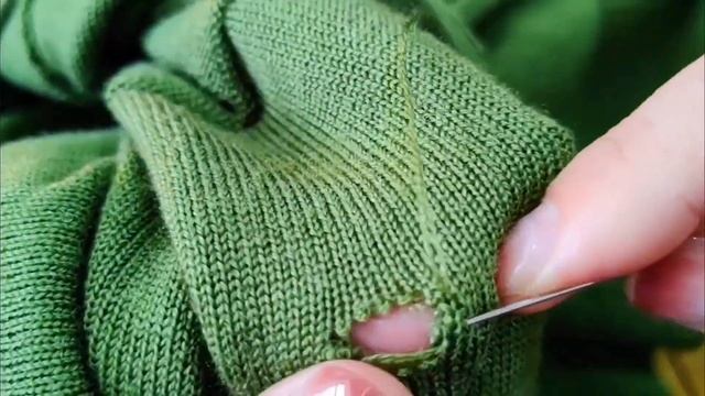How to Fix a Hole in a Knitted Sweater / Invisibly Mend Your Knitwear смотреть онлайн