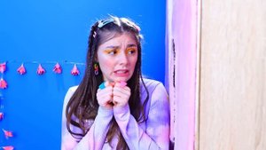 Построила секретную комнату за зеркалом, чтоб спрятаться от родителей!