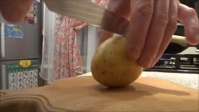 Бефстроганов с солеными огурцами и сметаной. Картошка на гарнир и зеленый салат.