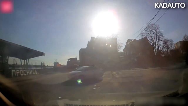 Разворот на Правой Набережной в Калининграде. 08.04.20 смотреть онлайн