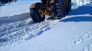 Кировец к700 пытается толкать снег