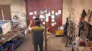 Изготовление стального, стилизованного дерева.