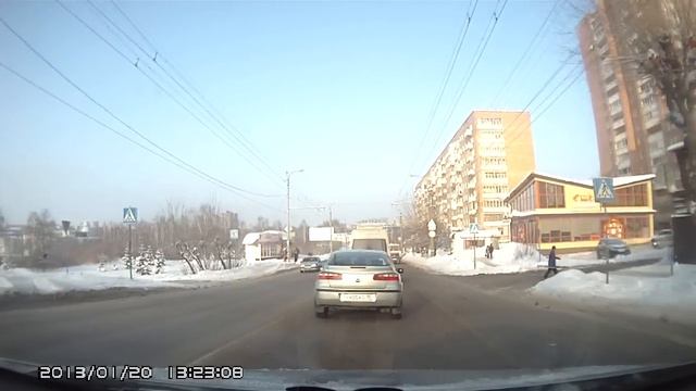 Пешеход поал под троллейбус смотреть онлайн