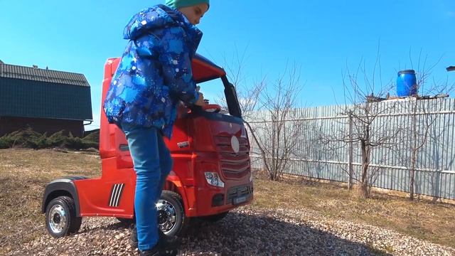 Андрей катается на игрушечном грузовике и застрял в сугробе Детский влог смотреть онлайн