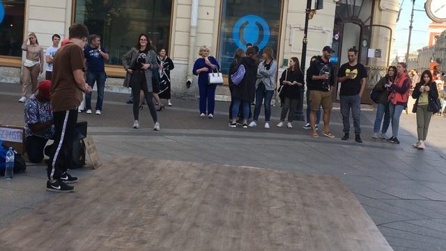 Культура. Уличные танцы брейкданс на улицах Санкт-Петербурга.