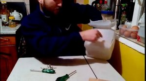 Бункерная кормушка для цыплят и кур из канистры