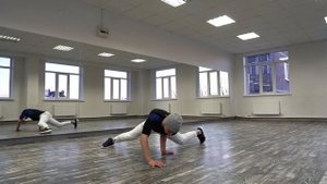87. Chair to air twist (Powermove) | Видео-уроки брейк-данса от школы танца "СВОИ ЛЮДИ"