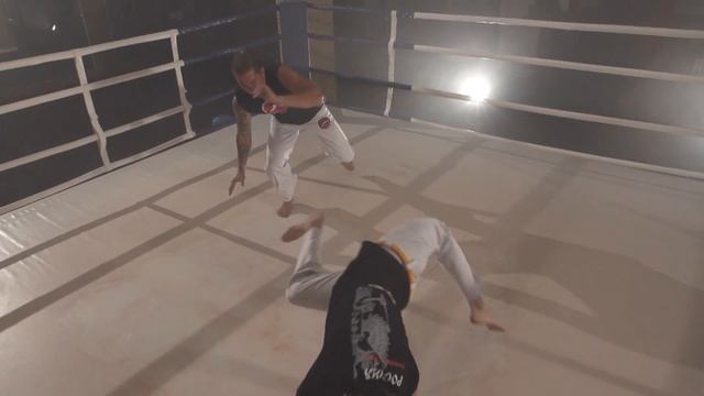 Capoeira (капоэйра) комбинация с контр атакой парафузо slow motion