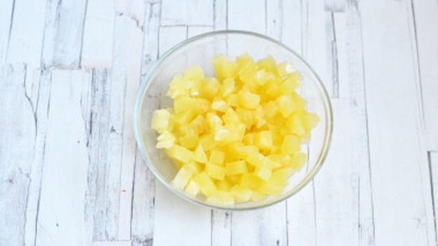 Салат из курицы с ананасами классический