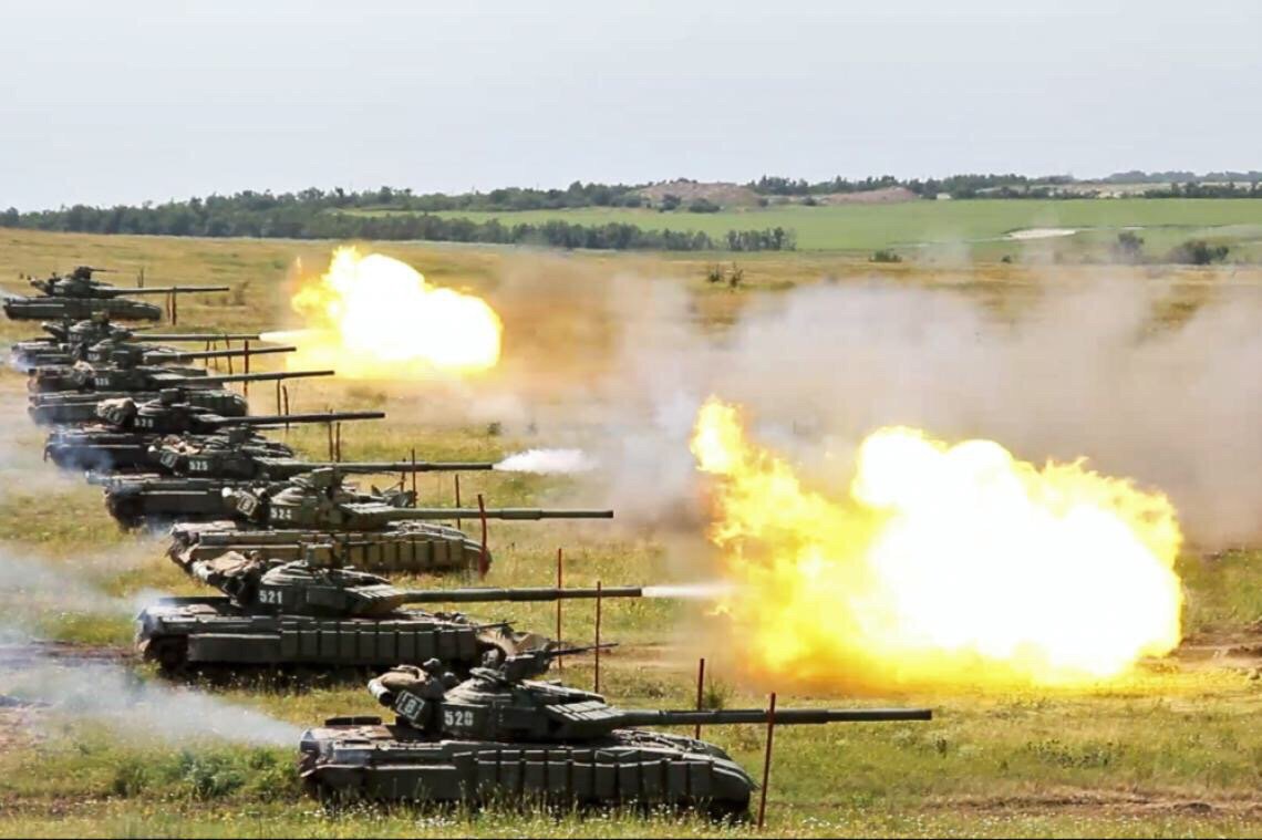 Танки нападение. Танки т-72 Мариуполь. Танковые учения. Танковые войска. Танковые учения России.