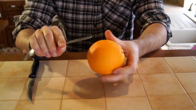 КАК ЧИСТИТЬ АПЕЛЬСИН БЫСТРО И БЕЗ БРЫЗГ, ЧТОБЫ ВЗЯТЬ ЕГО С СОБОЙ смотреть онлайн