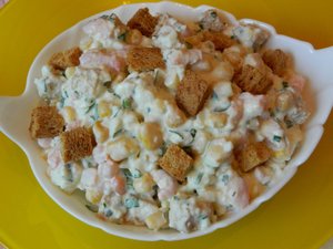 ОБАЛДЕННЫЙ САЛАТ с КРЕВЕТКАМИ и СУХАРИКАМИ