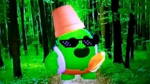 а по лесу я иду тяпкой кролликов глушу а на бошке у меня горшок а в кармане пирожок