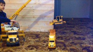 Bruder автокран MACK. Большие машинки от Брудер. Обзор и игра ребенка.