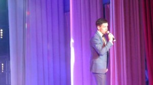 Эдуард Хиль младший исполняет песню "Хозяюшка" в Гатчинском ДК. 5.12.2018.