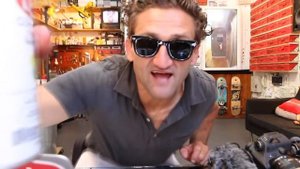 ПОЧЕМУ Я ВСЕГДА В СОЛНЕЧНЫХ ОЧКАХ? Кейси Нейстат на русском