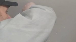 Как повесить люстру светильник на потолок своими руками  Ремонт коридора часть 23.