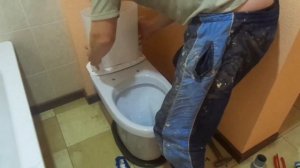 Сборка унитаза с двойным бачком