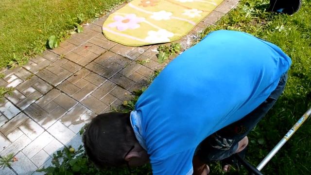 Чистим ковер.Прогулка Умки... смотреть онлайн