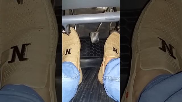 Видеоурок по вождению автомобиля. Расположение ног на педалях. смотреть онлайн