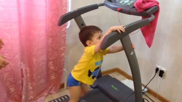 Ребенок на беговой дорожке смотреть онлайн