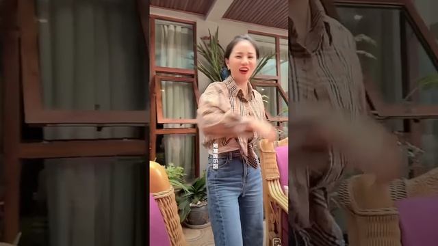 Tibetan dance by Tibetan dance soul dancer YONGJI ?(with language translation)