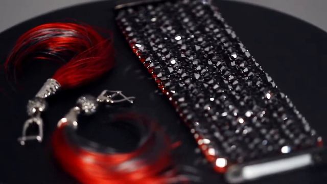 Комплект украшений Серебряное пламя из кристаллов Swarovski и японского бисера в технике плетения