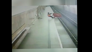 Робот покончил с собой в метро