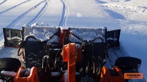 Работа фронтального погрузчика Everun ER416T по уборке снега отвалом - вид из кабины оператора