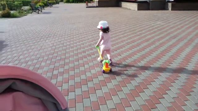 Эмилька разговаривает по телефону и бежит.