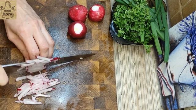 Весенний салат с редисом и курицей! На столе столько всего, а гости едят только этот салат. смотреть онлайн