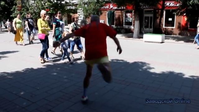 Вован танцует и кричит на проспекте для Заводского района смотреть онлайн