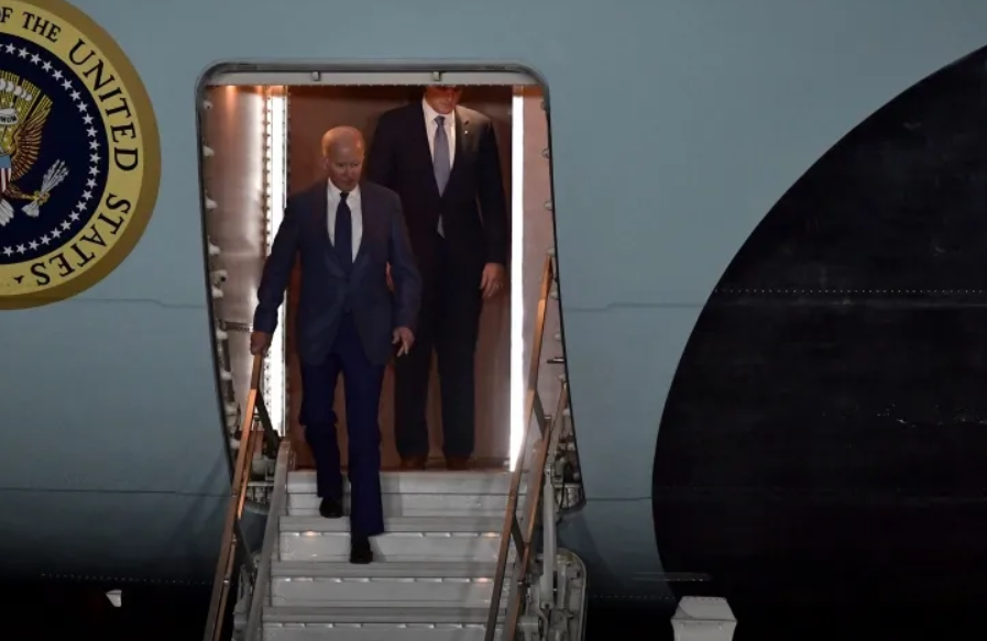 Кабинет президента США Джо Байдена. Байден прилетел в Ирландию. Визит Байдена в Ирландию. Байден и зеркало.