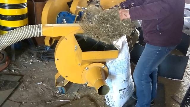 Шмель  Измельчение льняной соломы