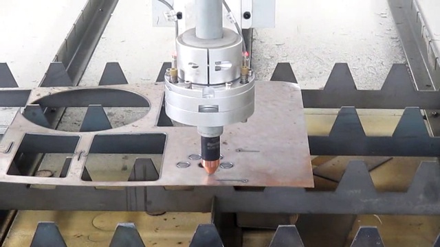 Вырезка стали. Чпу станок для обработки кварцевого агломерата. Изделия из металла на чпу. Вырезка стали. Станок продольной резки листового металла.