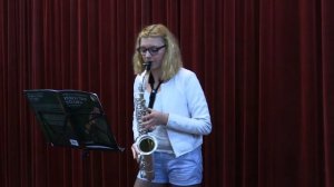 Nadine (16) demonstreert de saxofoon