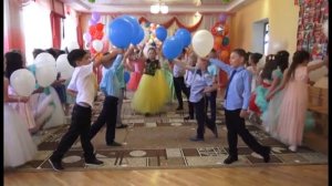 _Это - наше ДЕТСТВО!!!_ финальный танец с шарами на выпускной в детском саду (10 гр.)).mp4